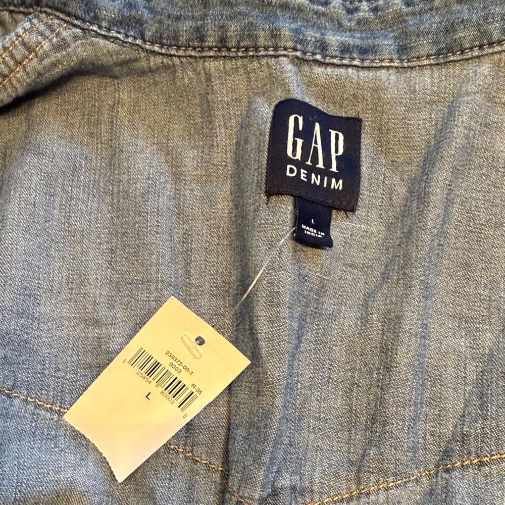 GAP Denim Light Blue Button-Up Shirt - Picture 2 of 5